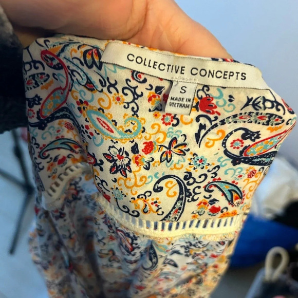 COLLECTIVE CONCEPTS FLORAL PAISLEY BLOUSE - Picture 4 of 5